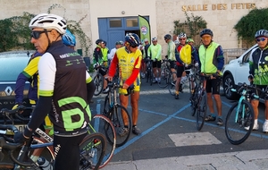 les cyclos de l'Acr2s79 avant le départ. 